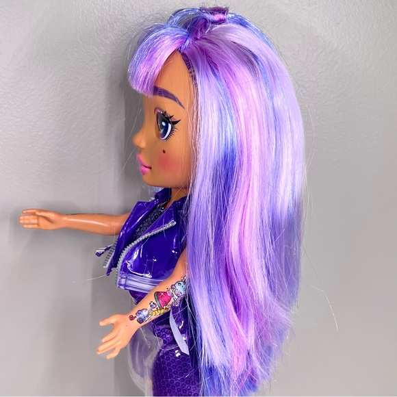 Rainbow High - 14” doll - Amethyst Rae doll - complete outfit and 2 accessories - Picture 2 of 6